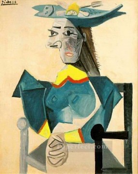 魚の帽子をかぶって座る女性 1942 年キュビスト パブロ・ピカソ Oil Paintings